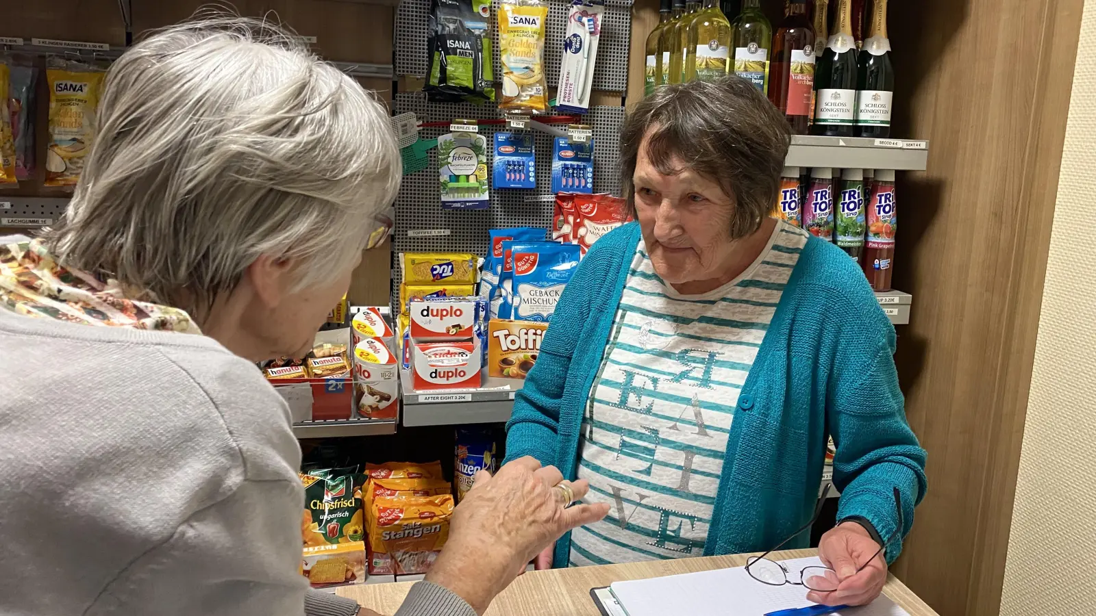 Brigitte Wägner (r.) nimmt sich auch Zeit für einen kleinen Plausch.  (Foto: Nicole Gunkel)