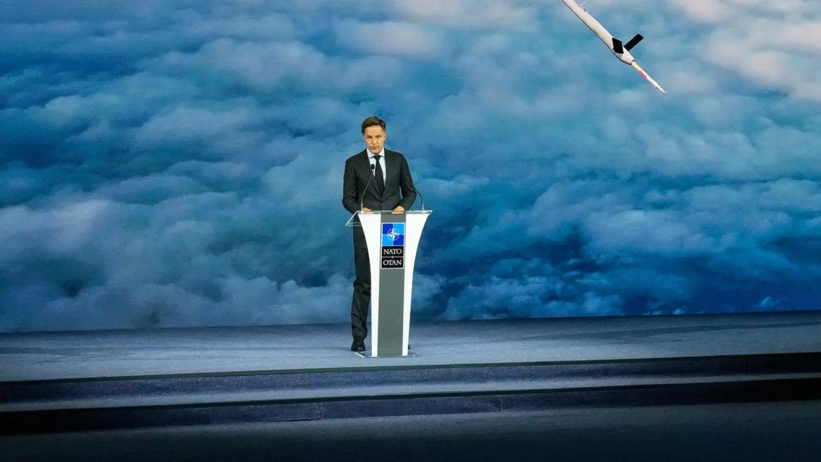 Nato-Generalsekretär Rutte fordert mehr Risikobereitschaft von der Rüstungsindustrie. (Foto: Hussein Malla/AP/dpa)
