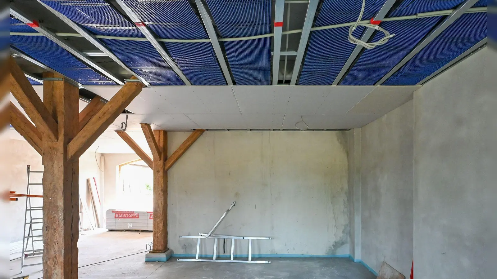 Moderne Klimadecke für den Altbau: Die Kapillarrohr-Matten an der Decke werden später mit Gipsplatten verkleidet. (Foto: Patrick Pleul/dpa/dpa-tmn)