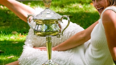 Aryna Sabalenka bei einem Fototermin am Tag nach ihrem Sieg mit dem Daphne Akhurst Memorial Cup. (Foto: Mark Baker/AP)