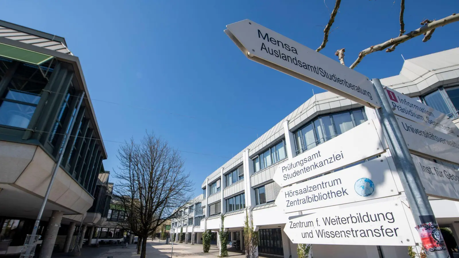 Der Campus der Universität an seinem zentralen Platz bei der Mensa. Ein Student der Hochschule hat nach eigenen Angaben nun seinen Job an der Uni verloren, weil er bei den Linken eingetreten ist. (Archivbild) (Foto: Stefan Puchner/dpa)