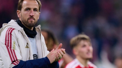 Harry Kane klatscht nach dem 6:1 gegen Magdeburg. (Foto: Sven Hoppe/dpa)