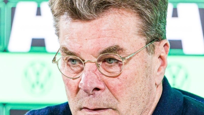 Dieter Hecking soll den VfL Wolfsburg vor dem Abstieg retten. (Foto: Moritz Frankenberg/dpa)