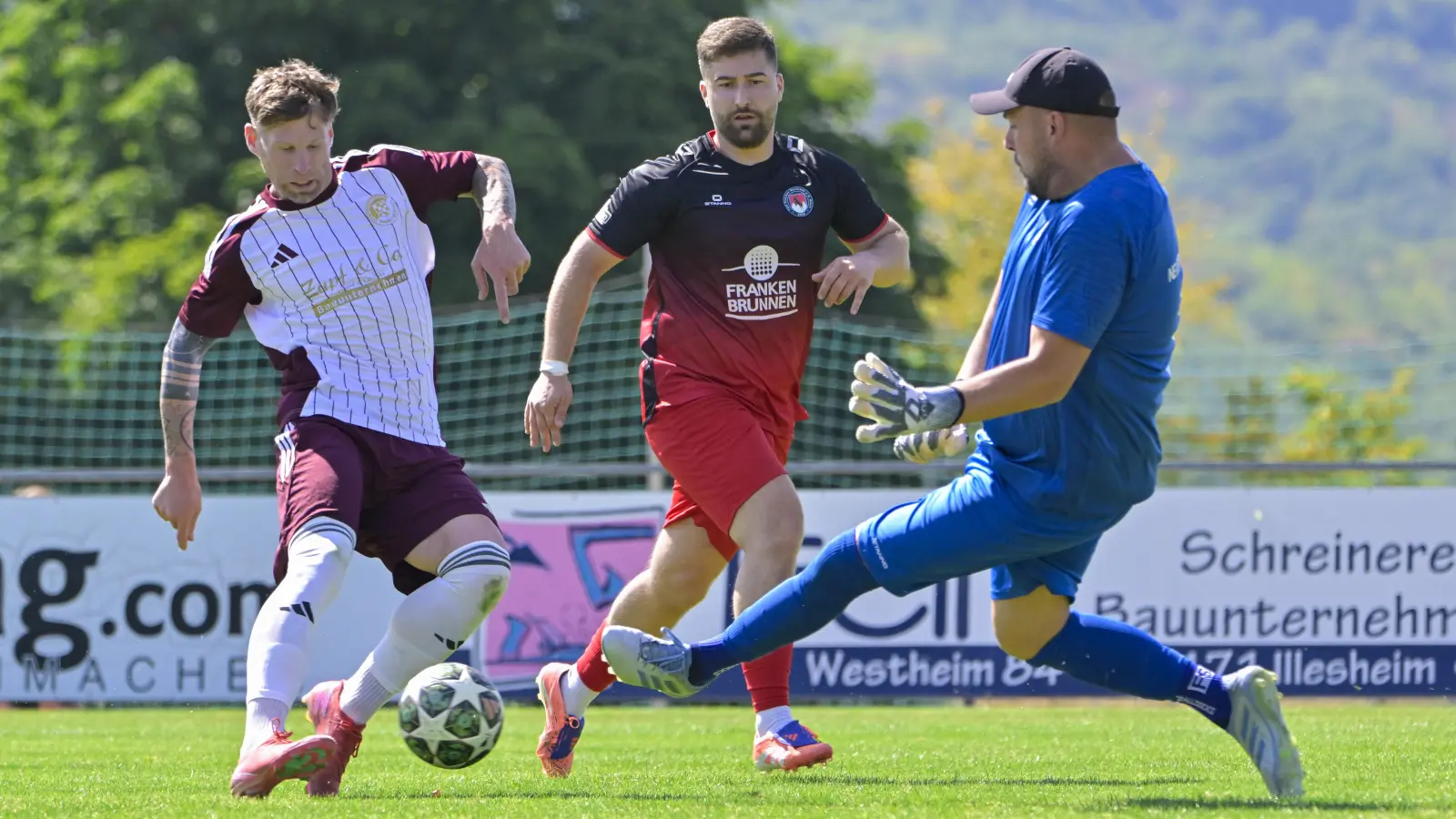 Bastian Herzner (in Weiß) erzielte bei seinem Debüt drei Tore für den TSV Marktbergel gegen den TSV Neustadt. Hier nimmt er es mit Nikola Chalakov und Torwart Roberto Lo Guasto auf. (Foto: Martin Rügner)