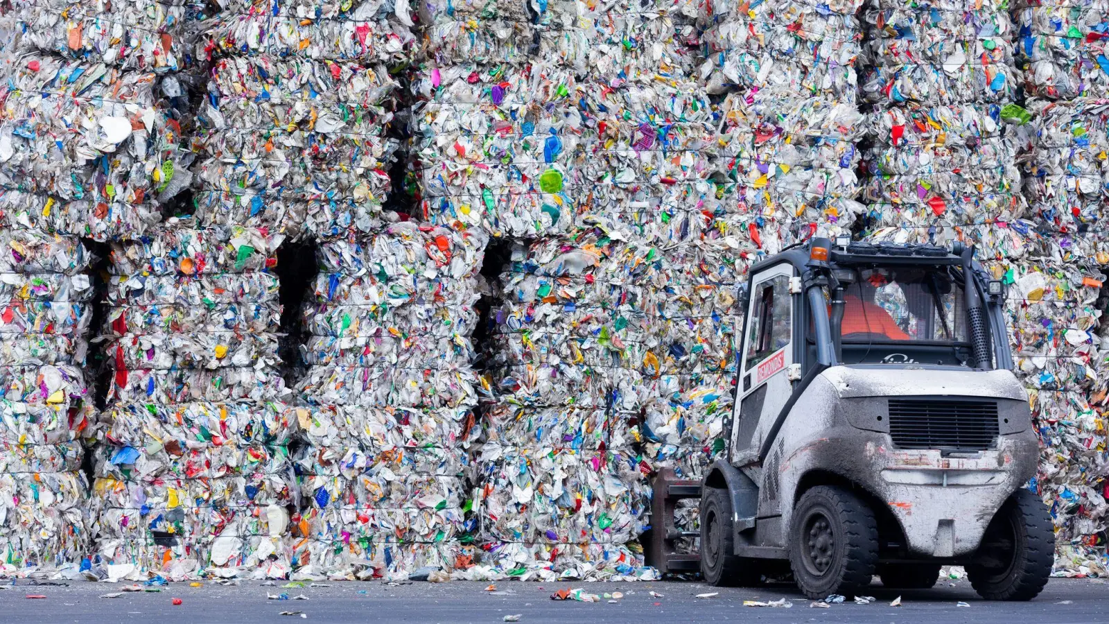 Schier unendliche Massen an Plastikmüll entstehen in Deutschland jedes Jahr - ein großer Teil davon wird recycelt. (Foto: Rolf Vennenbernd/dpa)