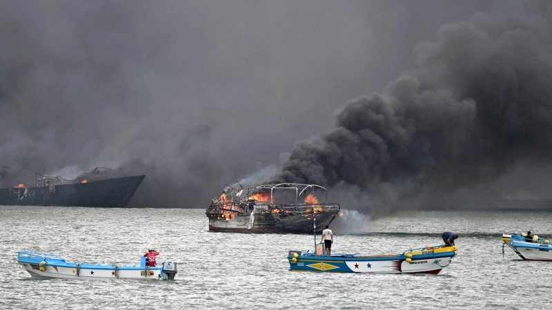 Im Hafen von Manta stehen mehrere Fischerboote in Flammen. (Foto: Ariel Ochoa/AP/dpa)