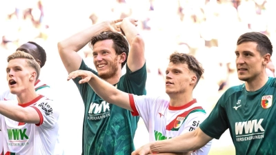 Ließen sich von den Fans feiern: Die Fußballer des FC Augsburg nach dem 3:1 über Gladbach. (Foto: Harry Langer/dpa)