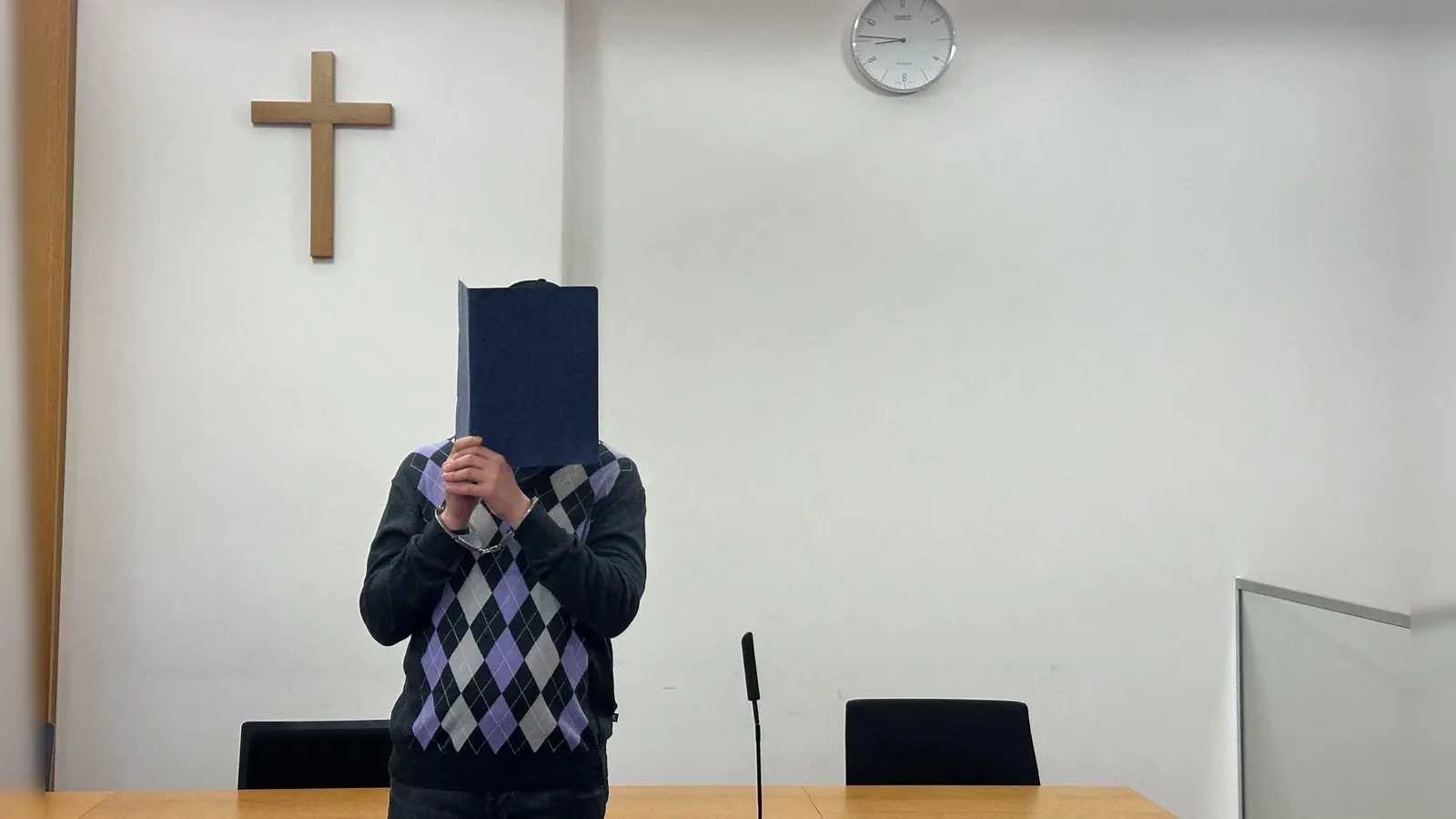 Ein 39 Jahre alter Mann ist vor dem Landgericht Deggendorf angeklagt, die Staatsanwaltschaft wirft ihm Mord an zwei Nachbarinnen und einem Nachbarn in einem Mehrfamilienhaus in Zwiesel vor. (Foto: Ute Wessels/dpa)