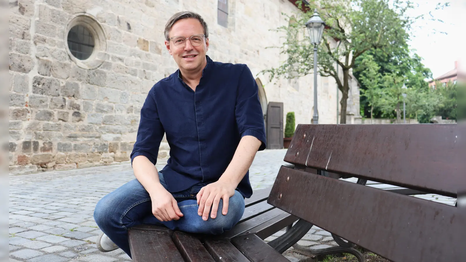 Nicht weit vom Kreuzgang, am Kirchplatz, sucht Gerd Lukas Storzer gerne ein wenig Ruhe. Immer wieder ist er für die Textarbeit hierhergekommen. (Foto: Antonia Müller)