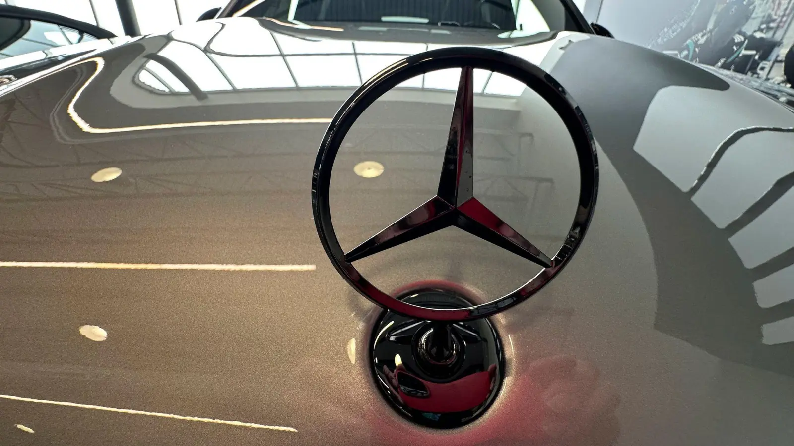 Autos von Mercedes-Benz kommen bei wohlhabenden US-Kunden gut an. (Archivbild) (Foto: David Zalubowski/AP/dpa)
