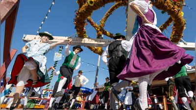 Die Zeltvergabe auf der traditionelleren „Oidn Wiesn“ ist jetzt ein Fall für das Gericht. (Archivbild)  (Foto: Stefan Puchner/dpa)