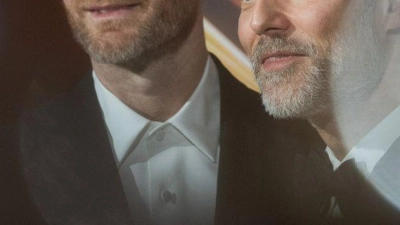 Eskil Vogt (r) und Joachim Trier werden beim 38. Europäischen Filmpreis im Haus der Kulturen der Welt in der Kategorie „European Screenwriter“ ausgezeichnet. (Foto: Christoph Soeder/dpa)