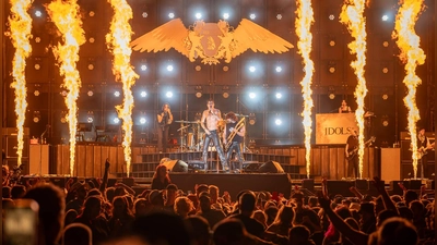 Dominic Harrison ist der bürgerliche Name des aus Nordengland stammenden Punkrocksängers Yungblud. Dessen mit reichlich Pyrotechnik garnierte Show bildet am Sonntagabend ein spektakuläres Finale des Taubertal-Live-Programms. (Foto: Mirko Fryska)