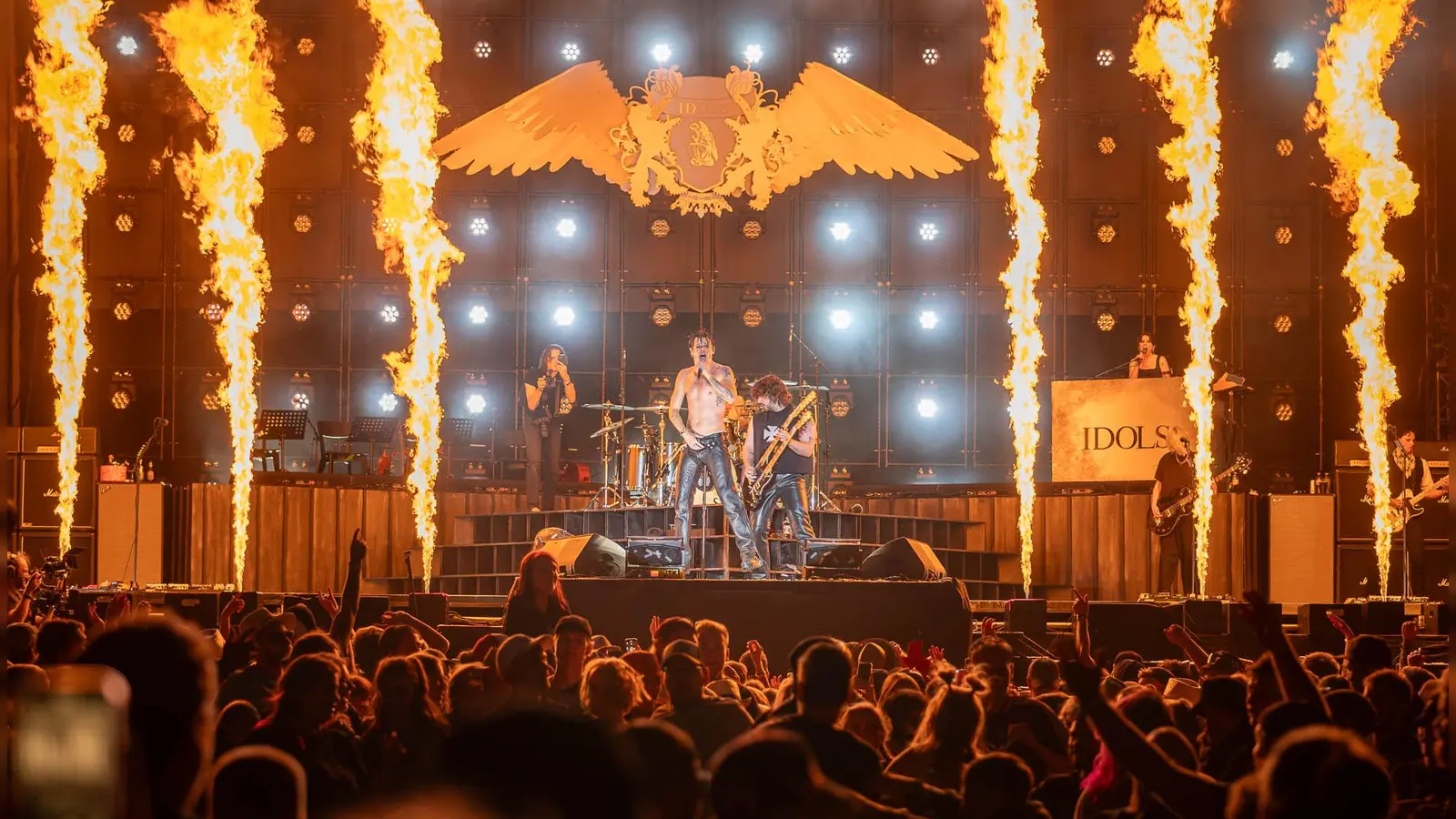 Dominic Harrison ist der bürgerliche Name des aus Nordengland stammenden Punkrocksängers Yungblud. Dessen mit reichlich Pyrotechnik garnierte Show bildet am Sonntagabend ein spektakuläres Finale des Taubertal-Live-Programms. (Foto: Mirko Fryska)