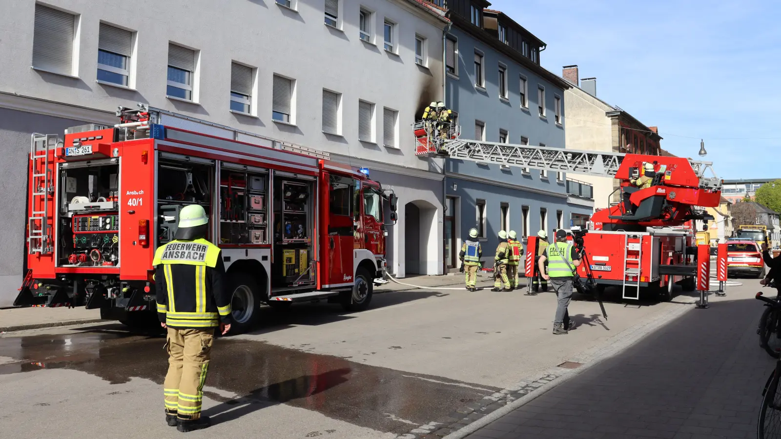 Die Feuerwehr rückte unter anderem mit der Drehleiter an. (Foto: Antonia Müller)