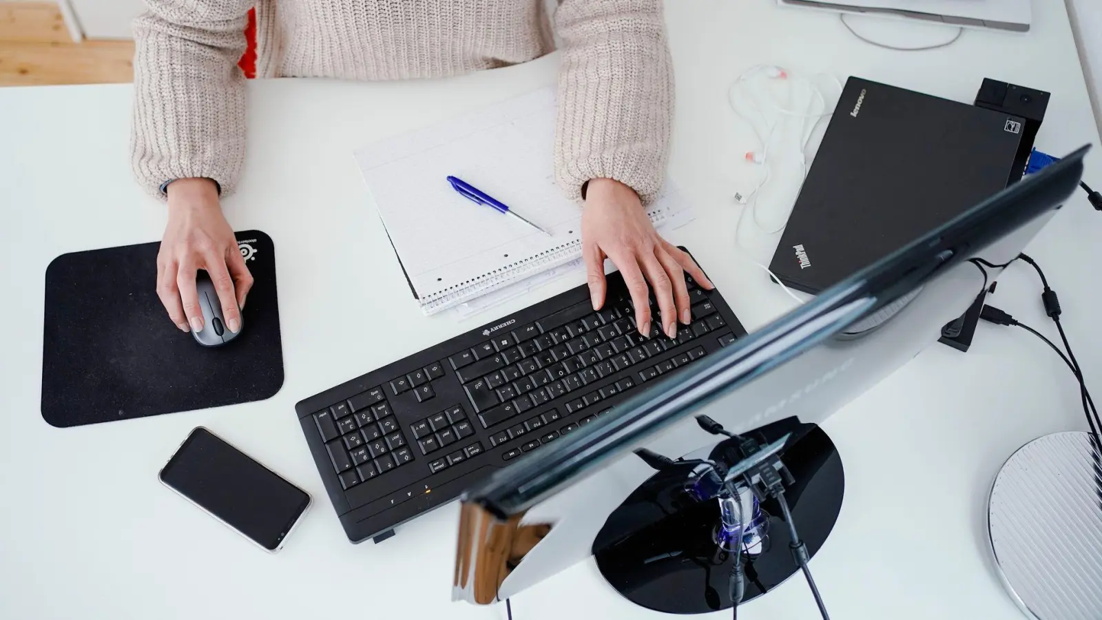Ein aufgeräumter Schreibtisch sorgt für eine höhere Motivation bei der Arbeit. (Foto: Uwe Anspach/dpa/dpa-tmn)