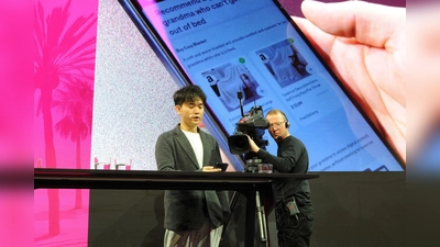 Der Gründer und Chef des US-Technologieunternehmens Brain Technologies, Jerry Yue, stellt bei der Mobile World Congress in Barcelona den Prototypen eines KI-Smartphones der Deutschen Telekom vor. (Foto: Wolf von Dewitz/dpa)