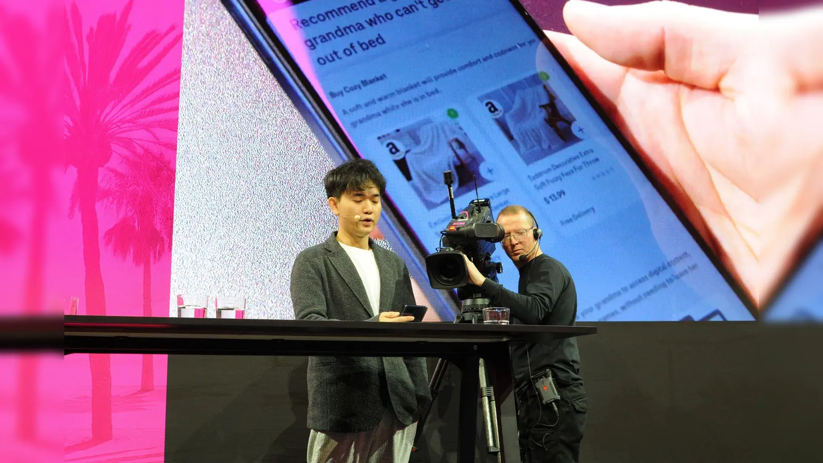 Der Gründer und Chef des US-Technologieunternehmens Brain Technologies, Jerry Yue, stellt bei der Mobile World Congress in Barcelona den Prototypen eines KI-Smartphones der Deutschen Telekom vor. (Foto: Wolf von Dewitz/dpa)