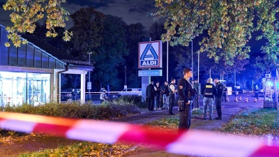 Mindestens eine Person wurde verletzt und in ein Krankenhaus gebracht.  (Foto: Michael Ukas/dpa)