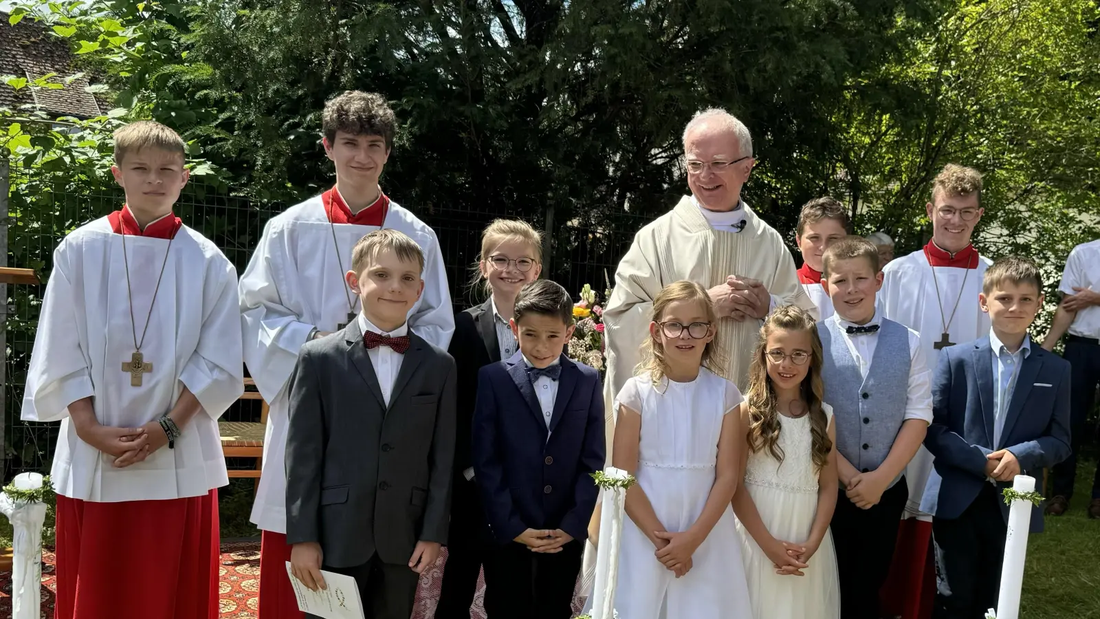 Im Pfarrgarten der Kirche St. Peter und Paul Halsbach fand die Erstkommunion statt. (Foto: Stefan Baumgärtner)