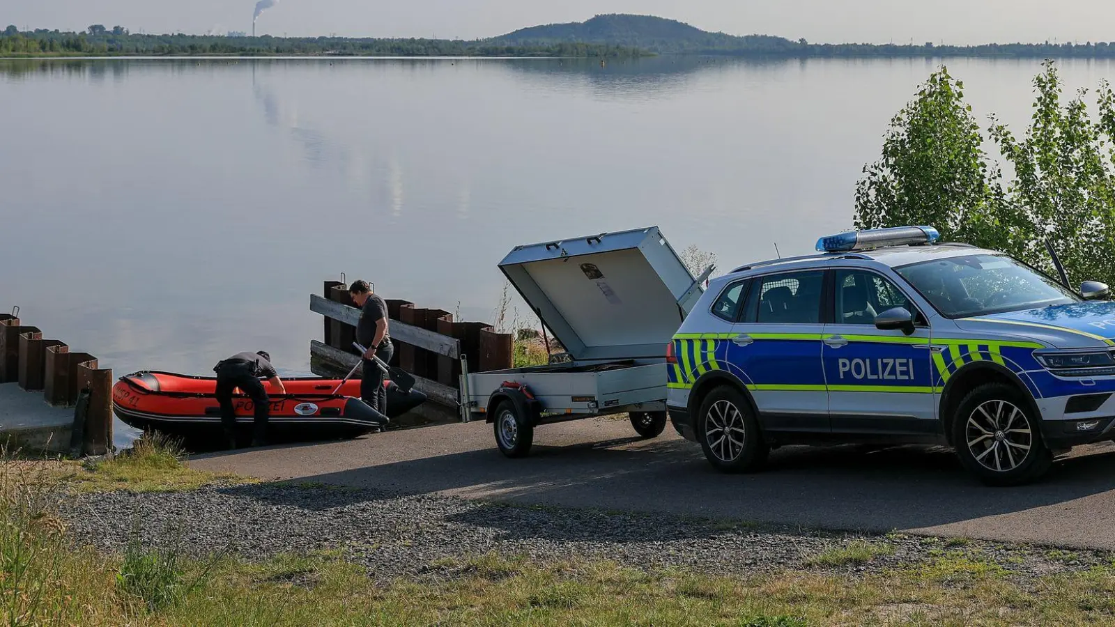 Auf der Suche nach einer möglichen Großkatze bereitet die Polizisten am Geiseltalsee in Sachsen-Anhalt einen Einsatz vor, nachdem am Vorabend eine Warnmeldung über die Notfall-App NINA verbreitet worden war. (Foto: Jan Woitas/dpa)