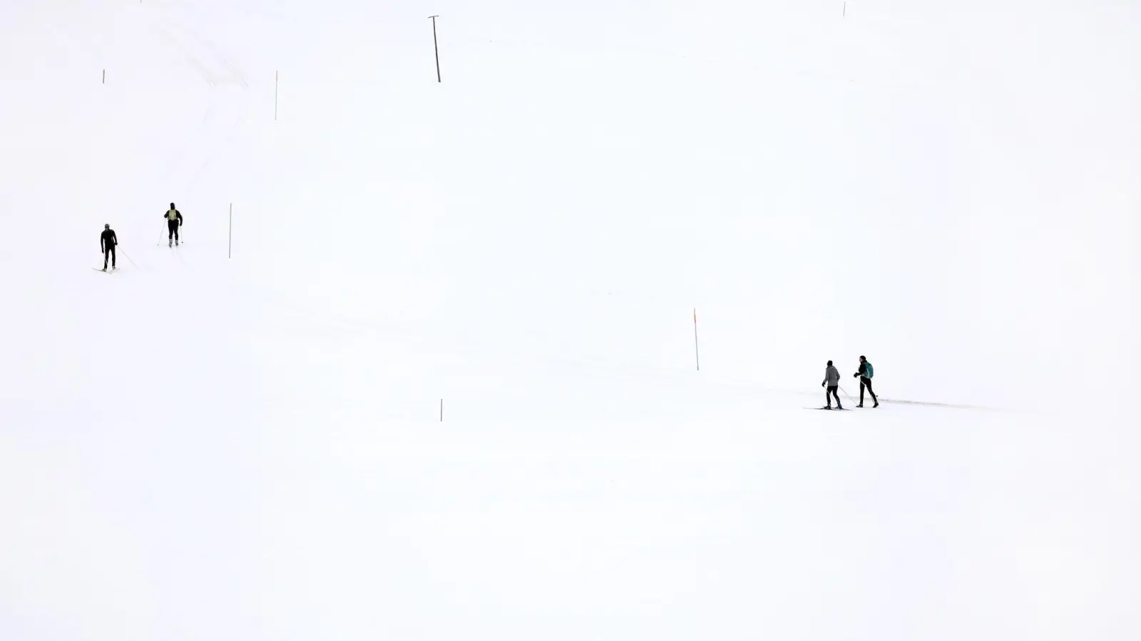 Langläufer durchstreifen bei Oberstdorf im Allgäu die winterliche Landschaft. (Foto: Karl-Josef Hildenbrand/dpa)