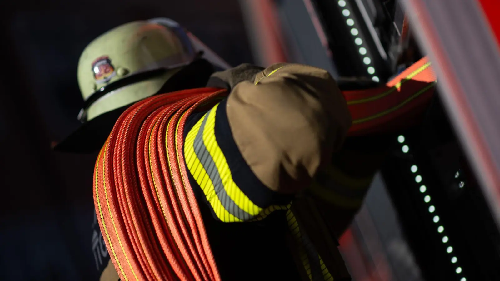 Feuerwehrleute löschen den brennenden Stall. (Symbolbild) (Foto: Marijan Murat/dpa)