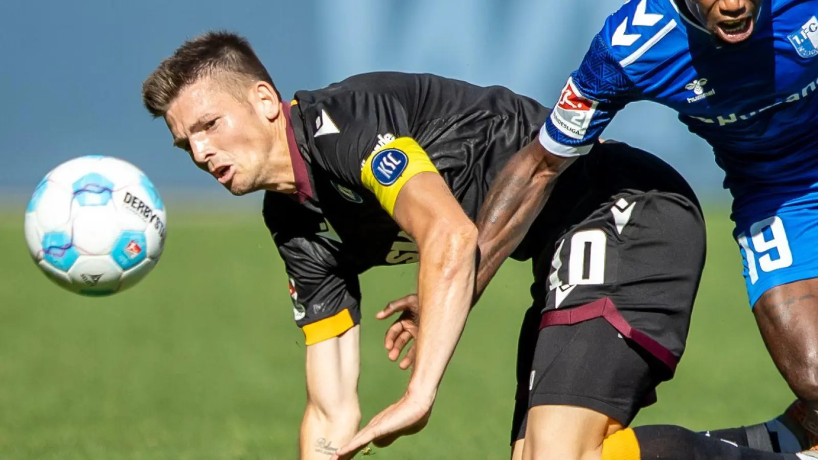 Karlsruhes Torschütze Marvin Wanitzek (l) kämpft um den Ball. (Foto: Andreas Gora/dpa)