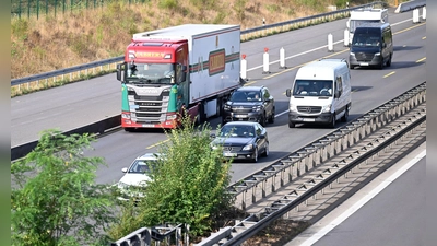 Lastwagen sollen Lieferungen übernehmen, die wegen des Niedrigwassers in Flüssen nicht per Schiff transportiert werden können (Symbolbild) (Foto: Roberto Pfeil/dpa)