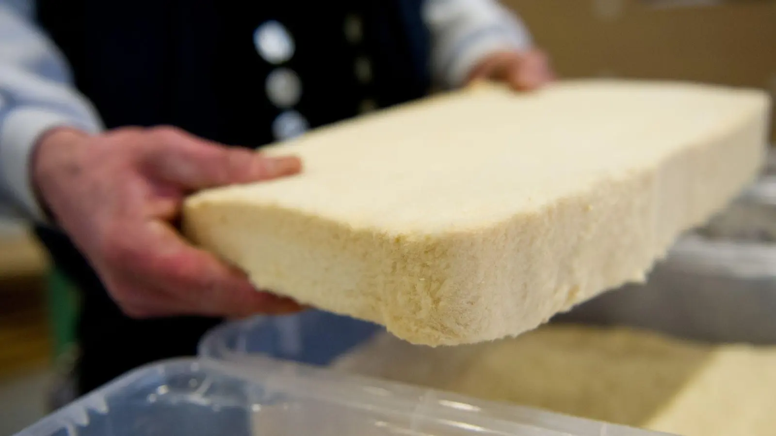 Welcher Dämmstoff am besten passt, ist von der konkreten Bausituation und den individuellen Anforderungen abhängig. (Foto: Inga Kjer/dpa-tmn)