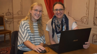 Sina Gebhardt ist das neue NEA-Aktiv-Christkind. Elisabeth Seeg-Probst (rechts) wird sie betreuen, ebenso wie bereits die Vorgängerinnen der 15-Jährigen in den vergangenen zwei Jahrzehnten. Die Qual der Wahl hatte man nun, aus der Vielzahl bereits erstellter Fotos, einen Favoriten herauszusuchen, der die Karten zieren soll. (Foto: Ute Niephaus)