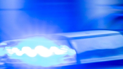 Ein Streifenwagen der Polizei ist mit Blaulicht im Einsatz. (Foto: Jens Büttner/dpa)