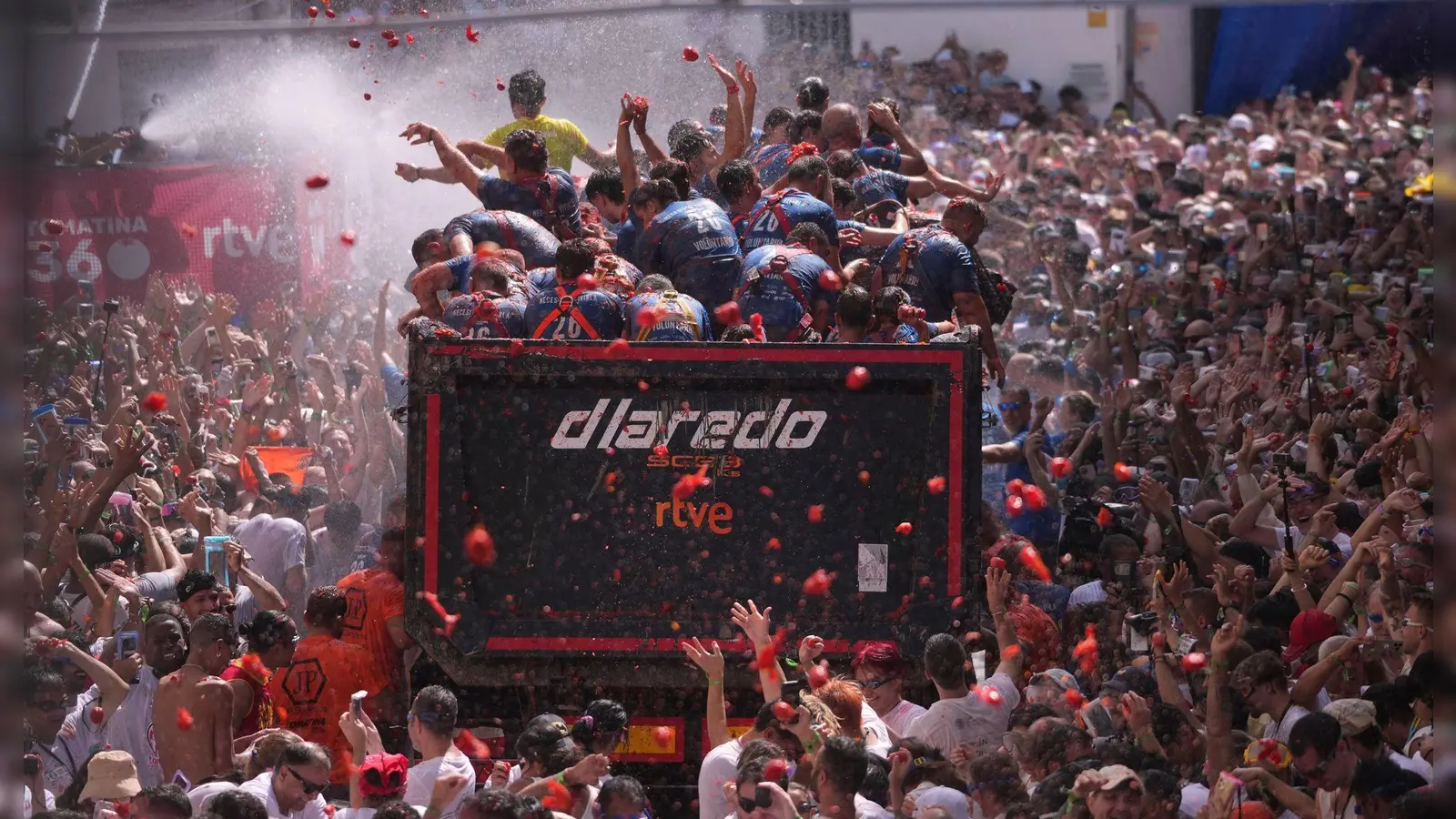 Genau eine Stunde lang sind die normalen Regeln in der spanischen Kleinstadt Buñol während der „La Tomatina“ außer Kraft gesetzt und man darf wildfremden Menschen eine matschige Tomate ins Gesicht klatschen.  (Foto: Alberto Saiz/AP/dpa)