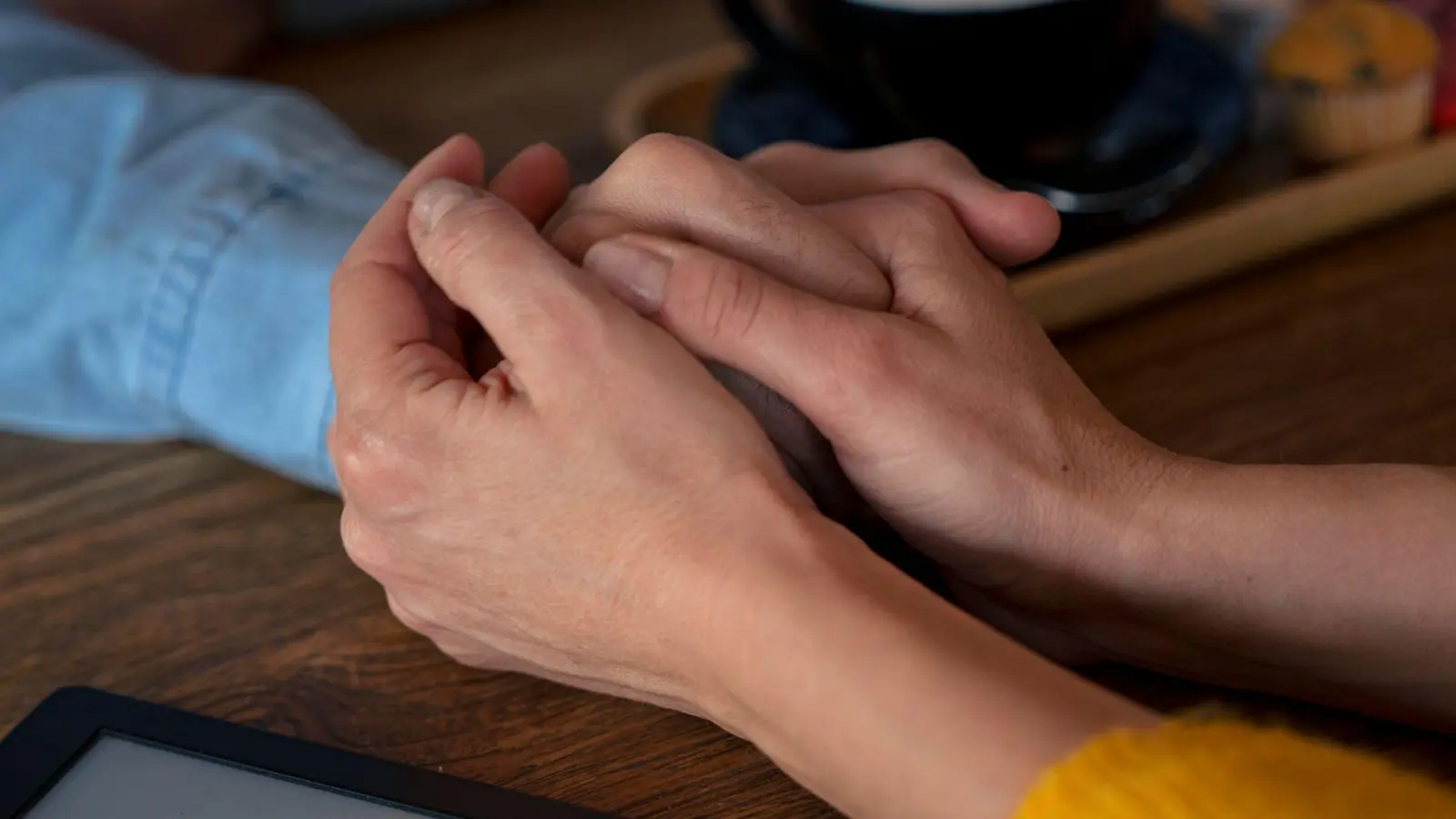 Das offene Gespräch mit Angehörigen hilft beim gemeinsamen Überwinden von Ängsten. (Foto: Joseffson/Westend61/dpa-tmn)