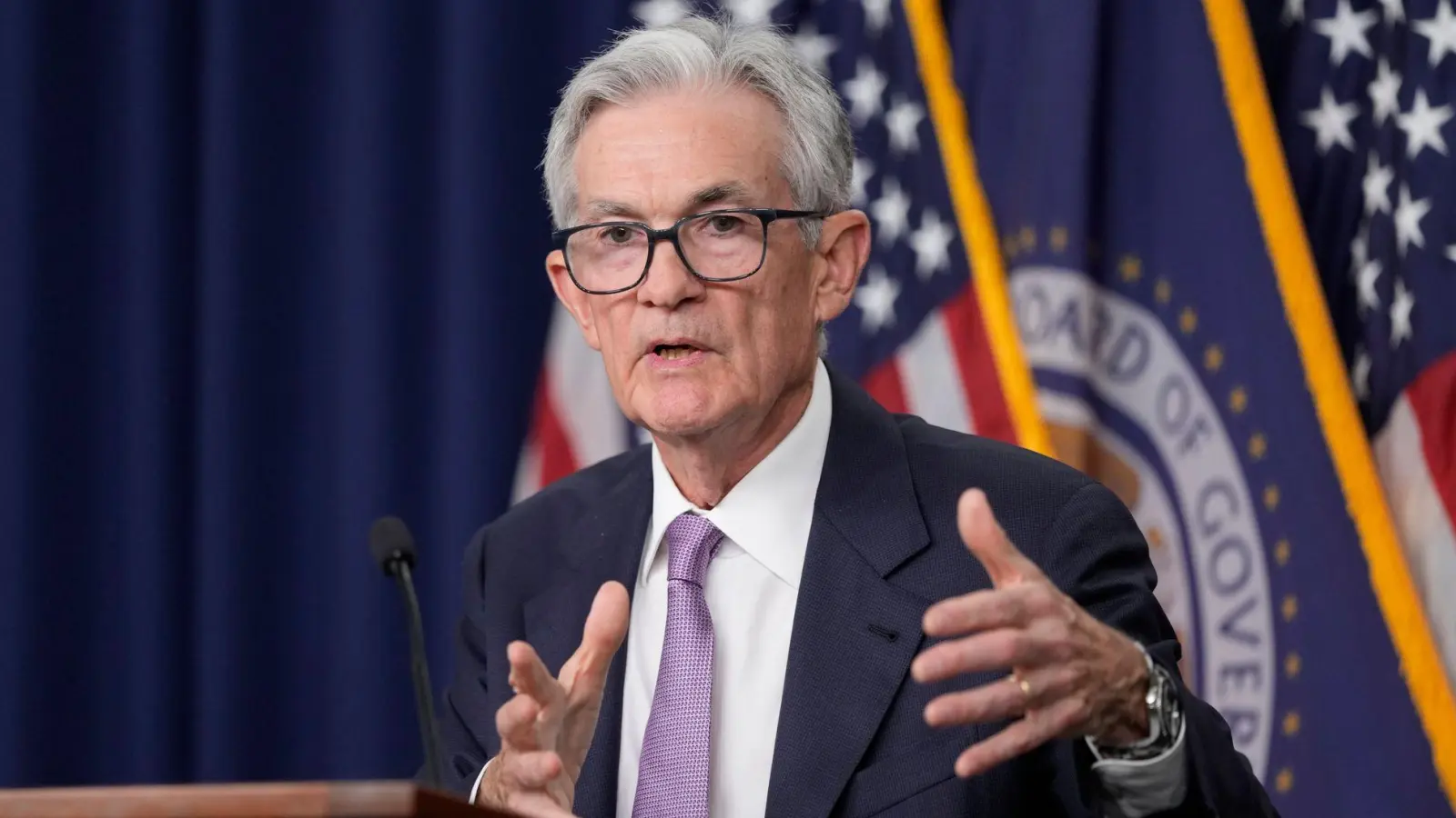 Fed-Chef Powell begründet die Entscheidung der US-Notenbank. (Foto: Ben Curtis/AP/dpa)