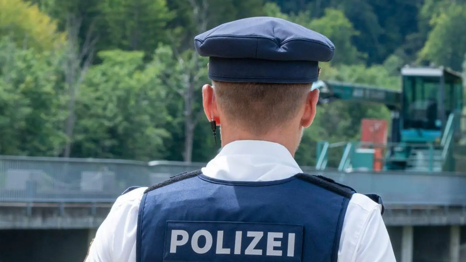 An der Isar hat die Polizei Schlauchboote kontrolliert - und einige Verstöße festgestellt. (Archivbild) (Foto: Peter Kneffel/dpa)