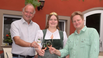 Freuen sich auf das 40. Weigenheimer Weinfest: Bürgermeister Rainer Mayer, Weinprinzessin Anne Markert und Weinbauvereinsvorsitzender Klaus Markert (von links). (Foto: Gerhard Krämer )
