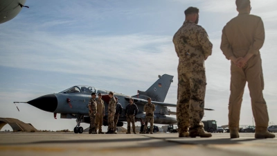 Könnte Deutschland über Artikel 5 der Nato in den Iran-Krieg verwickelt werden? Theoretisch müssen Bundeswehrsoldaten darauf vorbereitet sein. (Foto: Michael Kappeler/dpa)