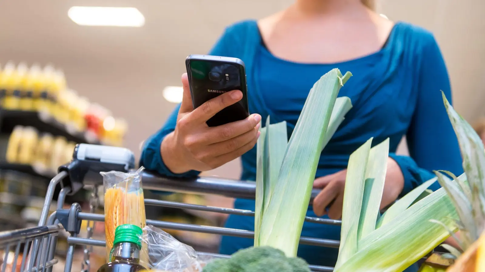 Mit analogem Einkaufzettel oder per Smartphone-App ins Lebensmittelgeschäft - das ist Geschmackssache. Wichtig ist zu wissen, was man kaufen will. (Foto: Benjamin Nolte/dpa-tmn)