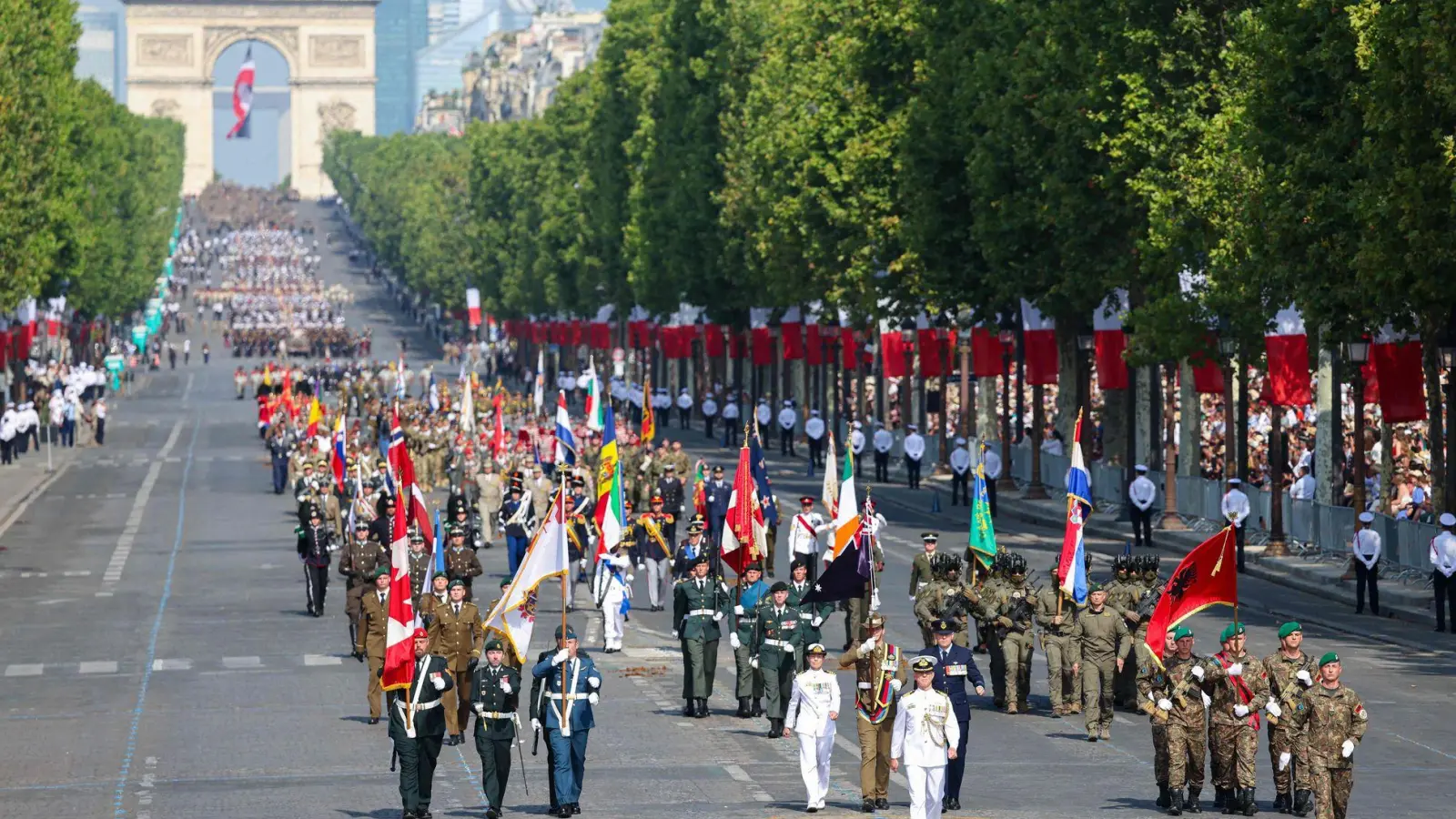 Soldaten aus Partnerstaaten der Koalition der Willigen haben die Militärparade zum französischen Nationalfeiertag in Paris angeführt. (Foto: Ludovic Marin/AFP/dpa)