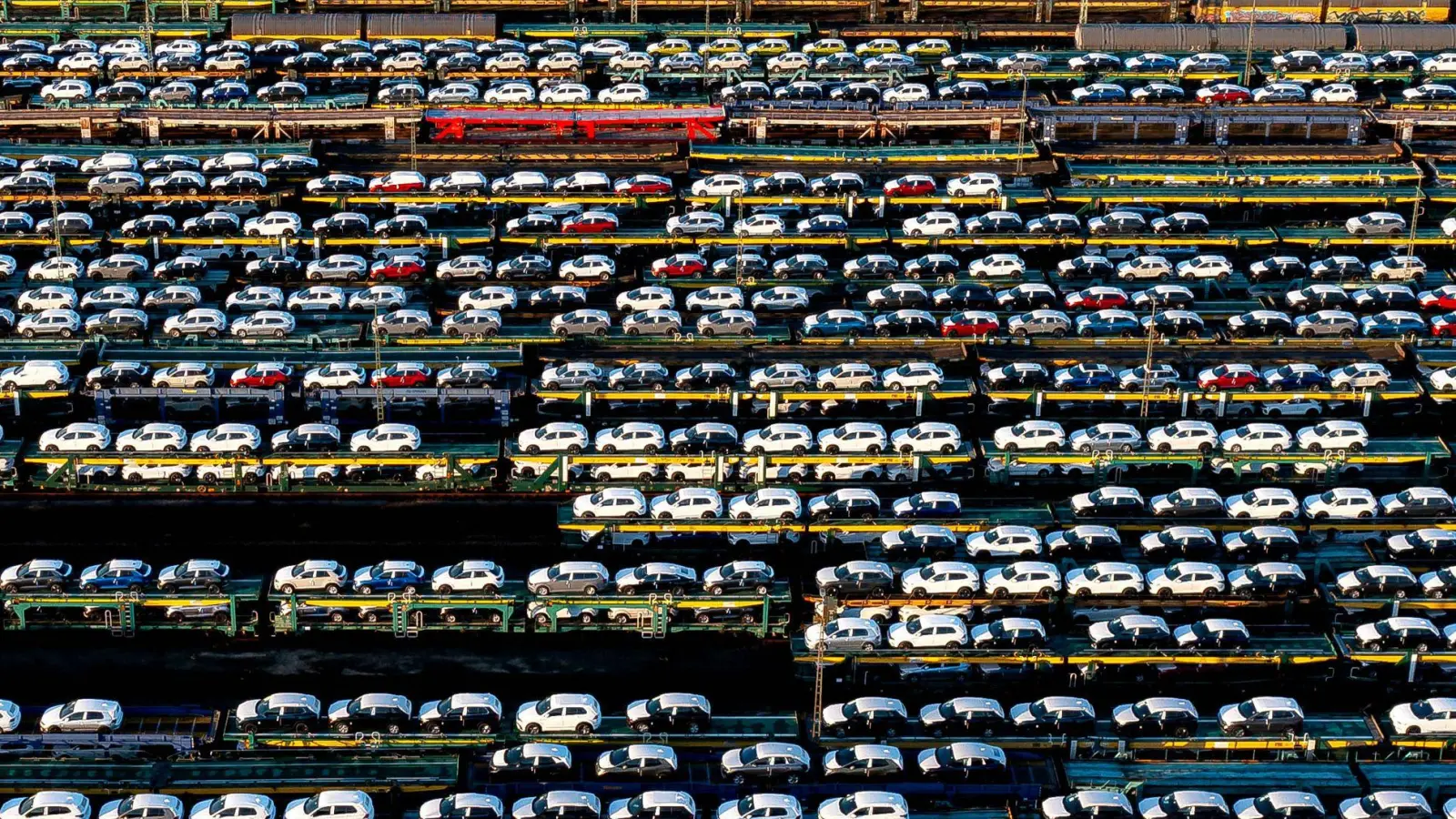 Zwischen 2019 und 2024 ist die Kluft zwischen Einkommen und Autopreise gewachsen. (Symbolbild) (Foto: Sina Schuldt/dpa)