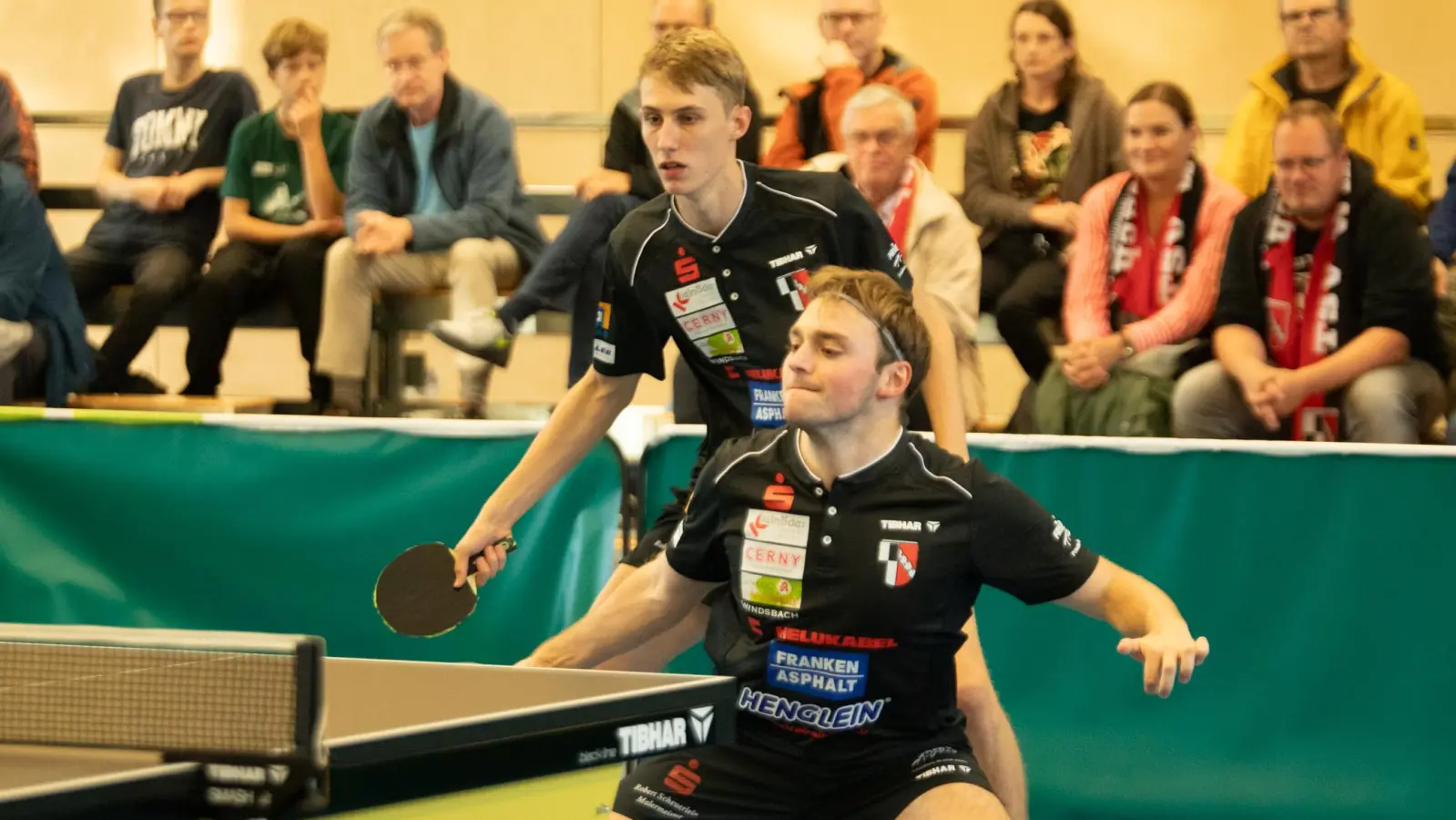 Die Windsbacher Daniel Rinderer (vorne) und Tom Schweiger (hier im Doppel beim Auftaktspiel gegen Hohenstein-Ernstthall II) laufen gegen Versbach auf den Positionen 3 und 4 auf. (Foto: Markus Zahn)