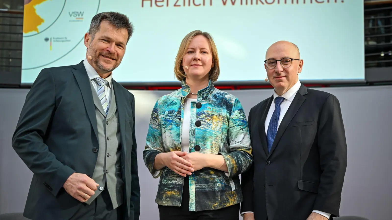 Marika Linntam, Botschafterin der Republik Estland in Berlin, berichtet von Präventionsmaßnahmen ihres Landes gegen Sabotage und Cyberoperationen Russlands.  (Foto: Soeren Stache/dpa)