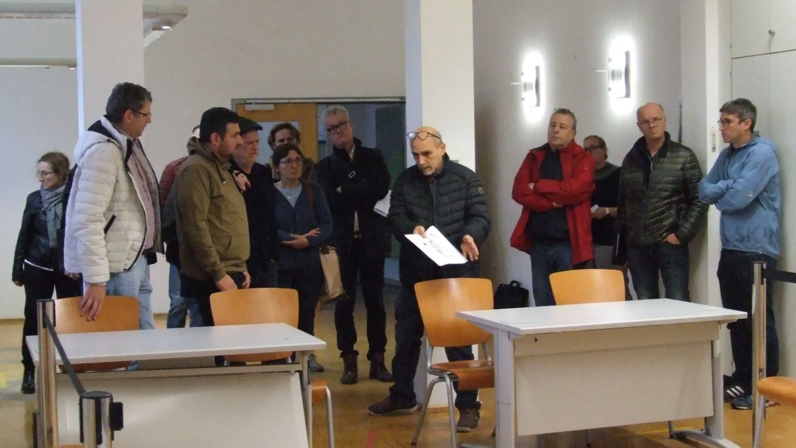 Zusammen mit Stadtbaumeister Farag Khodary (Mitte) machten sich die Mitglieder des Bau- und Verkehrsausschusses ein Bild von den örtlichen Gegebenheiten im früheren Bürgeramt, das zu einem großen Sitzungssaal umgenutzt werden soll. (Foto: Jasmin Kiendl  )