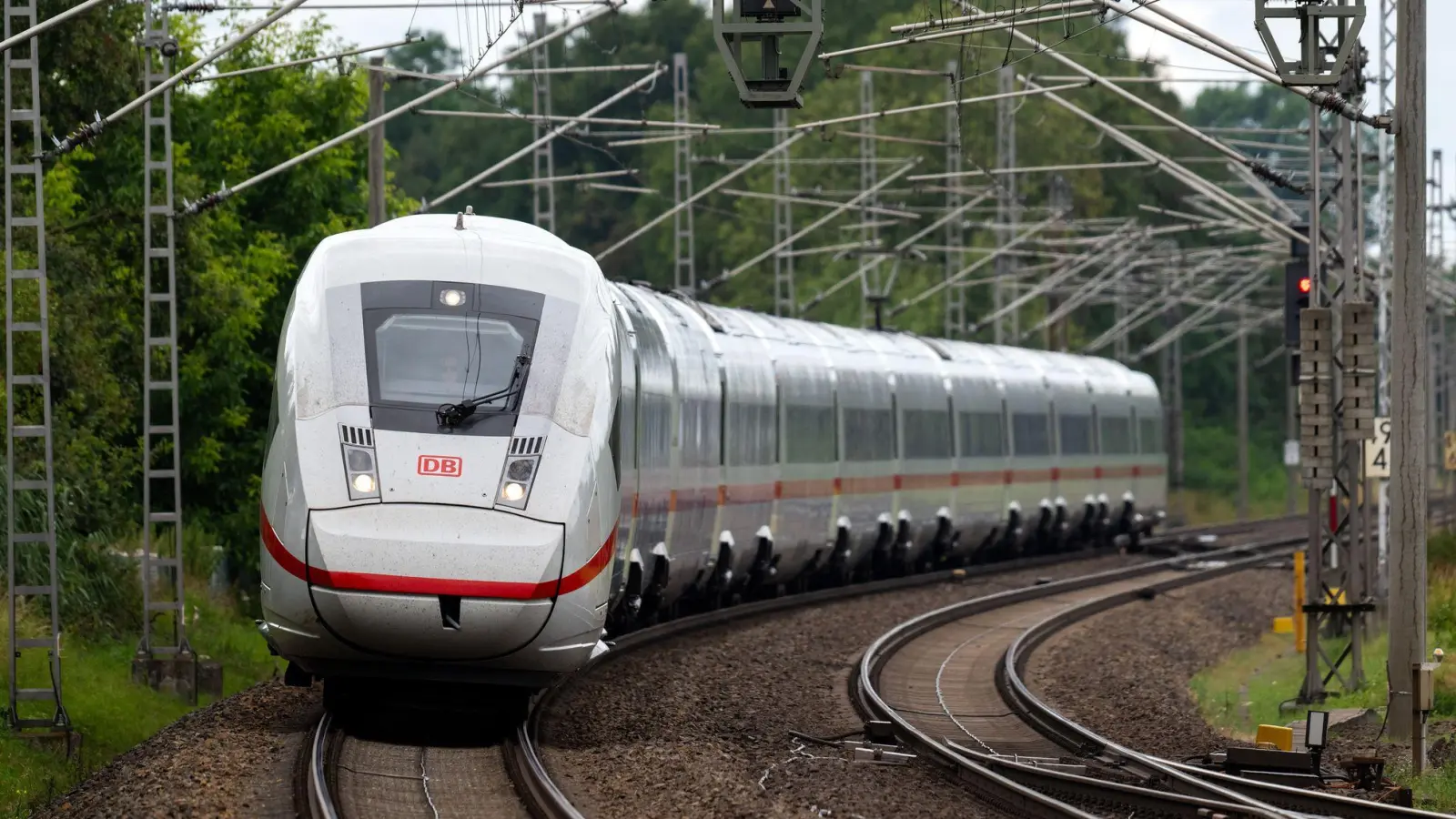In diesem Jahr soll die Strecke Hamburg-Berlin saniert werden. (Archivbild) (Foto: Soeren Stache/dpa)