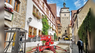 Die Großbaustelle in der Georgengasse wurde jetzt um den Weißen Turm erweitert. Seit Montag ist dort keine Durchfahrt mehr möglich. (Foto: Jürgen Binder)