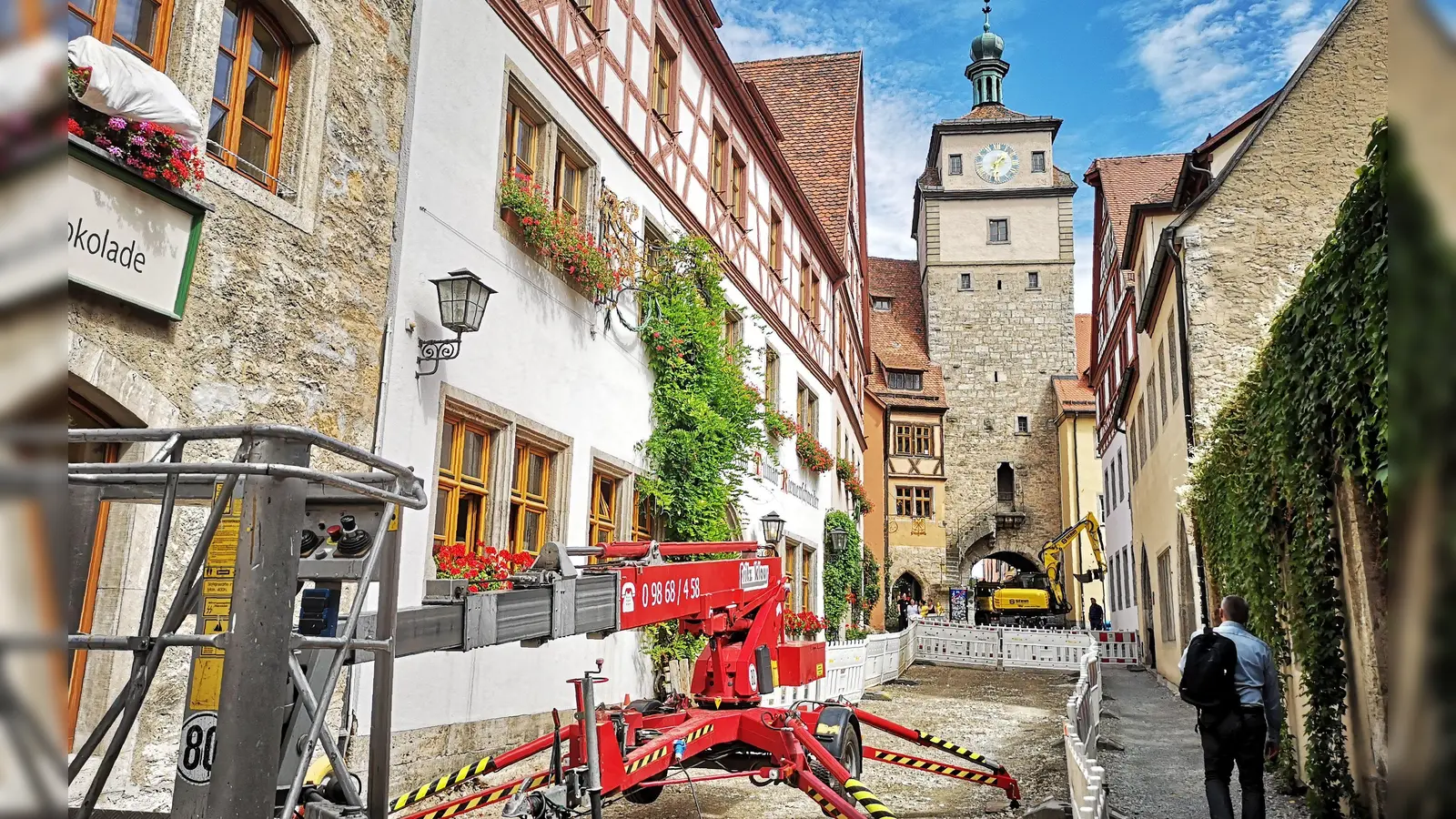 Die Großbaustelle in der Georgengasse wurde jetzt um den Weißen Turm erweitert. Seit Montag ist dort keine Durchfahrt mehr möglich. (Foto: Jürgen Binder)