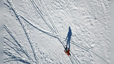 Lange Schatten im Schnee - Wintersportler an der Rodelpiste am Wurmberg im Harz (Foto: Matthias Bein/dpa)