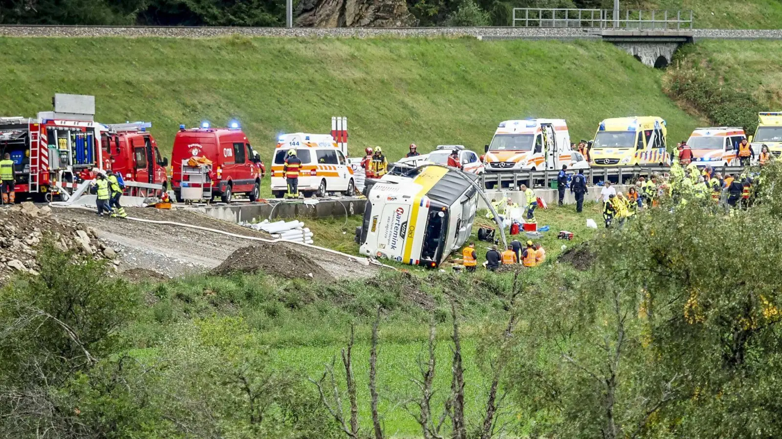 Der Bus rammte eine Leitplanke und stürzte auf die Seite. (Foto: Jon Duschletta//Engadiner Post via ANP/dpa)