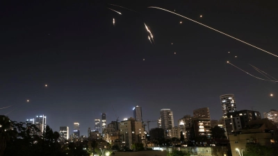 Israel Luftabwehr ist auch in der Nacht aktiv.   (Foto: Oded Balilty/AP/dpa)